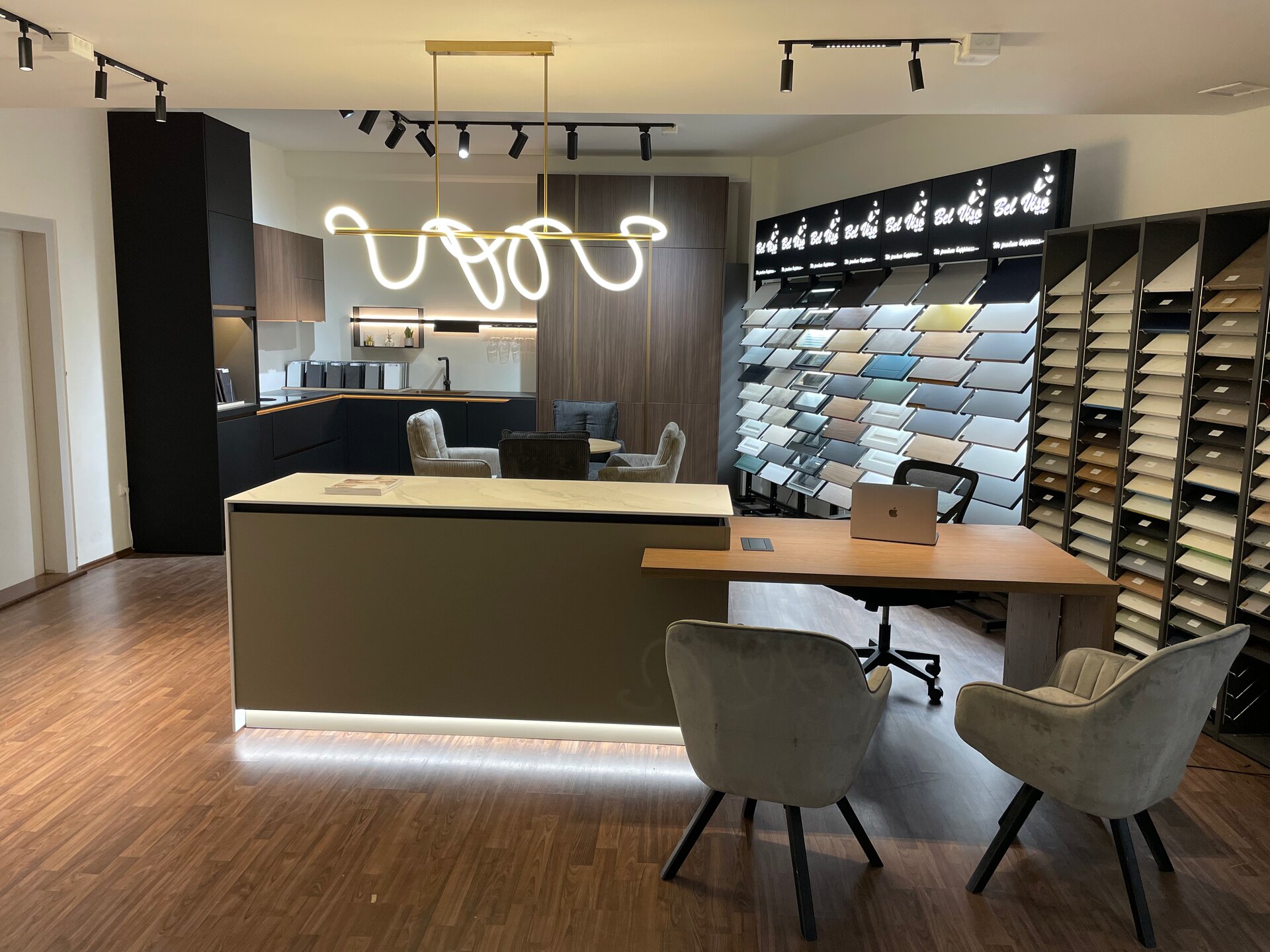 Showroom Vamax Design v Praze-Zličíně s ukázkami kuchyní a materiálů